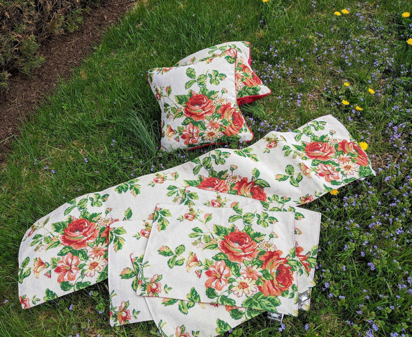 Tache Sweet Roses Vintage Ivory Woven Floral Tapestry Table Runners (17593TR)